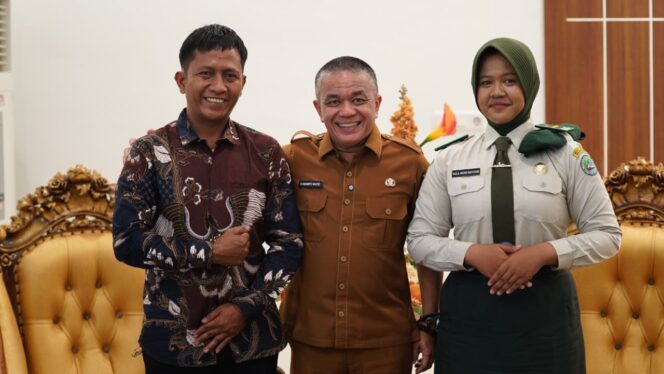 
					Wali Kota Palu H. Hadianto Rasyid, S.E., Menerima Audiensi Siswa SMA 5 Taruna Brawijaya di Rumah Jabatan Wali Kota Palu. (Foto: Istimewa)