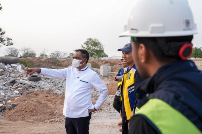 
					Gubernur Sulawesi Tengah (Sulteng), Dr. Anwar Hafid, M.Si., meninjau pembangunan fasilitas Taman Hutan Kota di kawasan Talise, Kecamatan Mantikulore, Kota Palu, (Foto: Istimewa)