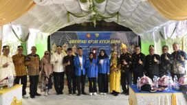 Rektor Untad, Prof. Dr. Ir. Amar, S.T., M.T., IPU, ASEAN Eng.,Bersama Bupati Buol, Risharyudi Triwibowo, M.M., Berfoto Bersama Mahasiswa RPL. (Foto: Istimewa)