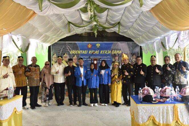 
					Rektor Untad, Prof. Dr. Ir. Amar, S.T., M.T., IPU, ASEAN Eng.,Bersama Bupati Buol, Risharyudi Triwibowo, M.M., Berfoto Bersama Mahasiswa RPL. (Foto: Istimewa)
