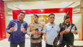 Direktur Reserse Narkoba Polda Sulteng, Kombes Pol Pribadi Sembiring, Menyita Barang Bukti Di Kelurahan Kayumalue Kota Palu. (Foto: Istimewa)