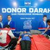 Ketua DPD Partai Demokrat Sulawesi Tengah (Sulteng), Dr. H. Anwar Hafid, M.Si., Bersama Ketua Srikandi Demokrat Sulteng, Sry Nirwanti Bahasoan, Mengikuti Kegiatan Donor Darah Dalam Rangka Memperingati Hari Ulang Tahun (HUT) ke-25 Partai Demokrat, (Foto: Istimewa)