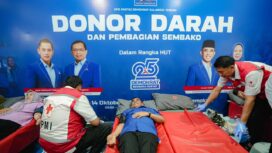 Ketua DPD Partai Demokrat Sulawesi Tengah (Sulteng), Dr. H. Anwar Hafid, M.Si., Bersama Ketua Srikandi Demokrat Sulteng, Sry Nirwanti Bahasoan, Mengikuti Kegiatan Donor Darah Dalam Rangka Memperingati Hari Ulang Tahun (HUT) ke-25 Partai Demokrat, (Foto: Istimewa)
