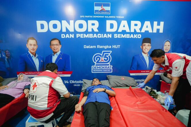 
					Ketua DPD Partai Demokrat Sulawesi Tengah (Sulteng), Dr. H. Anwar Hafid, M.Si., Bersama Ketua Srikandi Demokrat Sulteng, Sry Nirwanti Bahasoan, Mengikuti Kegiatan Donor Darah Dalam Rangka Memperingati Hari Ulang Tahun (HUT) ke-25 Partai Demokrat, (Foto: Istimewa)