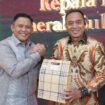 Irjen Pol Rizal Irawan Kapolda Sulteng Memberikan Cendera Mata Kepada Irjen Pol Nasri. (Foto: Istimewa)