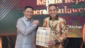 Irjen Pol Rizal Irawan Kapolda Sulteng Memberikan Cendera Mata Kepada Irjen Pol Nasri. (Foto: Istimewa)