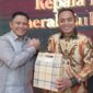 Irjen Pol Rizal Irawan Kapolda Sulteng Memberikan Cendera Mata Kepada Irjen Pol Nasri. (Foto: Istimewa)