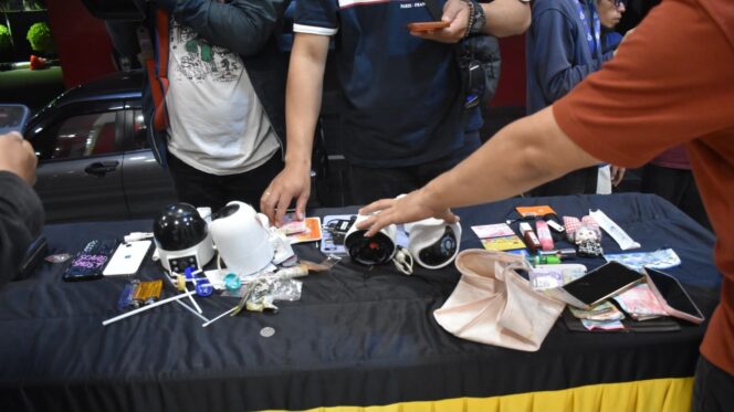 
					Dari Lokasi Penggerebekan, Petugas Mengamankan Sejumlah Barang Yang Akan Ditelusuri Keterkaitannya Dengan Perkara Tersebut. (Foto: Istimewa)