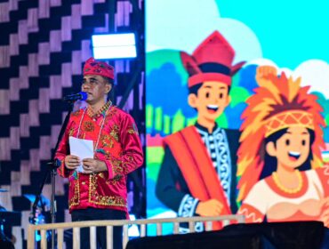 Gubernur Sulawesi Tengah, Dr. H. Anwar Hafid, M.Si., resmi membuka Festival Danau Poso 2026 bertema The Power of Culture di Anjungan Danau Poso, Tentena, Kabupaten Poso. (Foto: Istimewa)