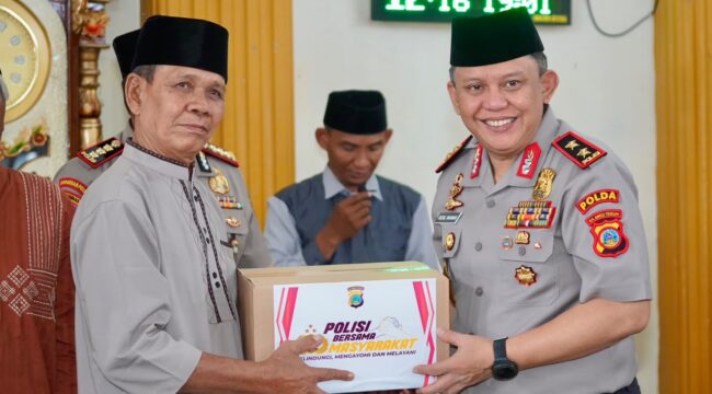 Kapolri, Kapolda Sulawesi Tengah Irjen Pol Rizal Irawan Melaksanakan Kegiatan Salat Jumat Keliling Di Masjid Jami Al-Amin, Jalan Dewi Sartika, Kota Palu. (Foto: Istimewa)