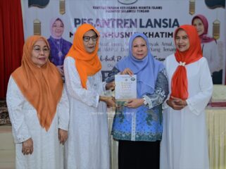 Wakil Gubernur Sulawesi Tengah, dr. Reny A. Lamadjido, Sp.PK., M.Kes., Menghadiri Kegiatan Pesantren Lansia Menuju Husnul Khatimah bertema “Memperkuat Iman, Memperbanyak Amal, Menjemput Akhirat dengan Hati yang Tenang”. (Foto: Istimewa)
