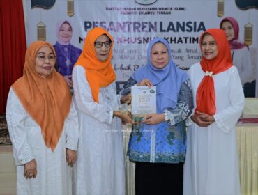 Wakil Gubernur Sulawesi Tengah, dr. Reny A. Lamadjido, Sp.PK., M.Kes., Menghadiri Kegiatan Pesantren Lansia Menuju Husnul Khatimah bertema “Memperkuat Iman, Memperbanyak Amal, Menjemput Akhirat dengan Hati yang Tenang”. (Foto: Istimewa)