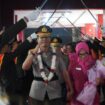 Polda Sulawesi Tengah (Sulteng) menggelar tradisi Pedang Pora untuk melepas Wakapolda Sulteng Brigjen Pol. Dr. Helmi Kwarta Kusuma Putra Rauf, S.I.K., M.H., bersama istri, Ny. Narny Helmi Kwarta. (Foto: Istimewa)