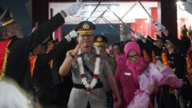 Polda Sulawesi Tengah (Sulteng) menggelar tradisi Pedang Pora untuk melepas Wakapolda Sulteng Brigjen Pol. Dr. Helmi Kwarta Kusuma Putra Rauf, S.I.K., M.H., bersama istri, Ny. Narny Helmi Kwarta. (Foto: Istimewa)