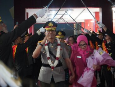 Polda Sulawesi Tengah (Sulteng) menggelar tradisi Pedang Pora untuk melepas Wakapolda Sulteng Brigjen Pol. Dr. Helmi Kwarta Kusuma Putra Rauf, S.I.K., M.H., bersama istri, Ny. Narny Helmi Kwarta. (Foto: Istimewa)