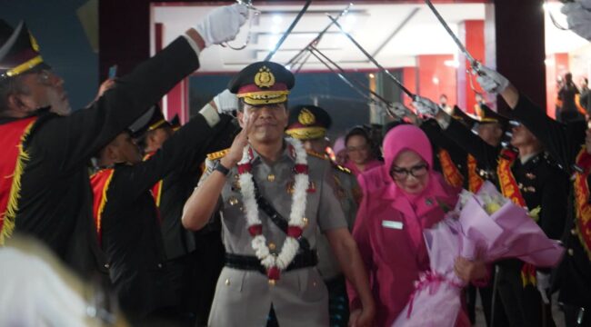 Polda Sulawesi Tengah (Sulteng) menggelar tradisi Pedang Pora untuk melepas Wakapolda Sulteng Brigjen Pol. Dr. Helmi Kwarta Kusuma Putra Rauf, S.I.K., M.H., bersama istri, Ny. Narny Helmi Kwarta. (Foto: Istimewa)