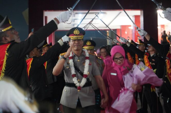 
					Polda Sulawesi Tengah (Sulteng) menggelar tradisi Pedang Pora untuk melepas Wakapolda Sulteng Brigjen Pol. Dr. Helmi Kwarta Kusuma Putra Rauf, S.I.K., M.H., bersama istri, Ny. Narny Helmi Kwarta. (Foto: Istimewa)