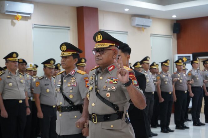 
					Kapolda Sulawesi Tengah Irjen Pol. Rizal Irawan Memimpin Upacara Serah Terima Jabatan (sertijab) Wakapolda Sulteng dan Kapolres Parigi Moutong (Parimo) di Aula Rupatama Polda Sulteng. (Foto: Istimewa)
