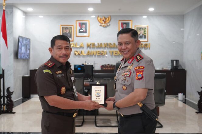 
					Kapolda Sulteng Irjen Pol. Rizal Irawan, S.I.K., M.H., Melakukan Kunjungan Kerja Ke Kantor Kejaksaan Tinggi (Kejati) Sulteng. (Foto: Istimewa)