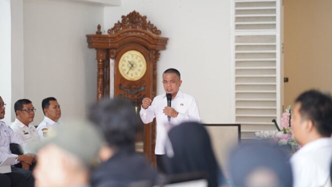 
					Wali Kota Palu, H. Hadianto Rasyid, S.E., Memimpin Rapat Evaluasi Bersama Satgas Kebersihan dan Pengawas Padat Karya di Rumah Jabatan Wali Kota Palu. (Foto: Istimewa)
